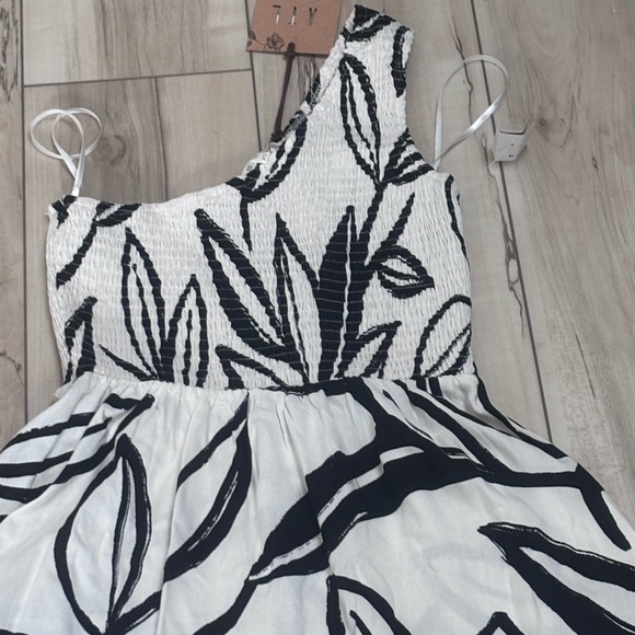 Black and White One Shoulder Maxi Sundress - Picture 3 of 4